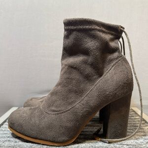 Chic Suede Heeled Boots - Taupe